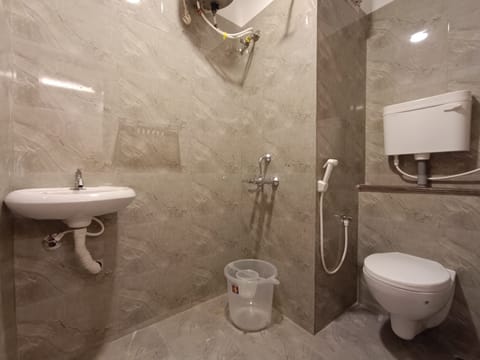 Deluxe Room | Bathroom | Shower, rainfall showerhead, towels