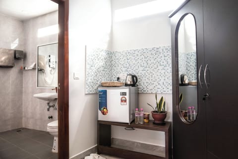 Standard Double Room | Bathroom | Shower, rainfall showerhead, free toiletries, hair dryer