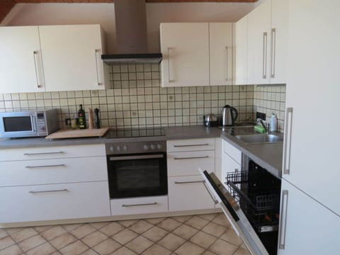 House | Private kitchen | Oven, electric kettle, toaster, highchair