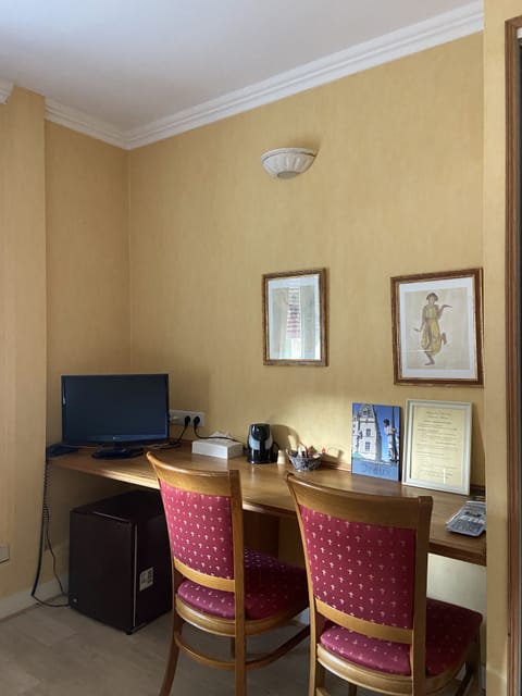 Comfort Room | Minibar, desk, laptop workspace, free WiFi