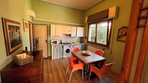 Comfort House | Private kitchen | Full-size fridge, microwave, oven, dishwasher