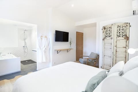 Suite, 1 King Bed, Jetted Tub | Free WiFi, bed sheets