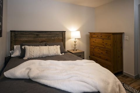 1st bedroom with queen bed.