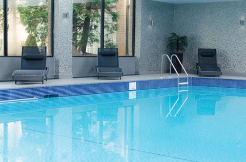 Indoor pool, sun loungers