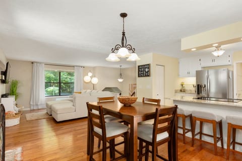 Dining Table seats 5