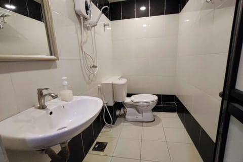 Standard Room | Bathroom | Shower, rainfall showerhead, free toiletries, towels