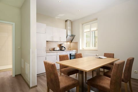 Familien-Apartment mit Terrasse (Kutscherhaus 26/09) | Private kitchen | Full-size fridge, highchair, cleaning supplies