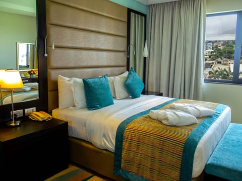 Presidential Studio Suite | Premium bedding, in-room safe, desk, laptop workspace