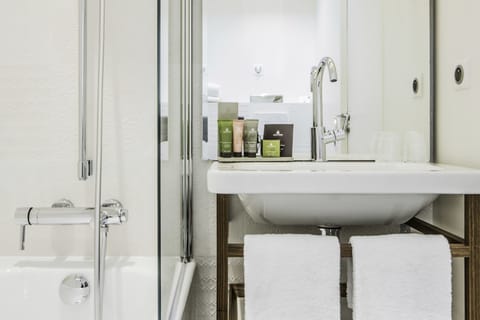 Privilege Double Room - Free soft minibar, courtesy tray - Digital press | Bathroom | Shower, free toiletries, hair dryer, towels