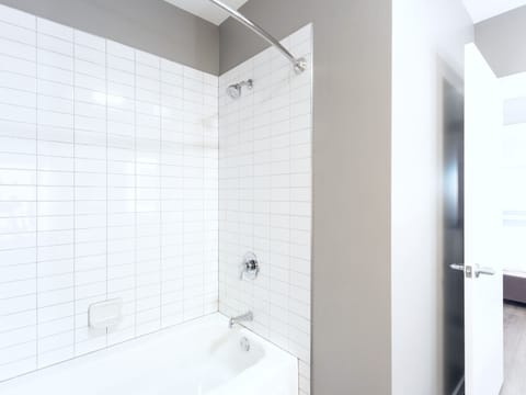 Deluxe Apartment, Balcony | Bathroom | Combined shower/tub, free toiletries, hair dryer, towels