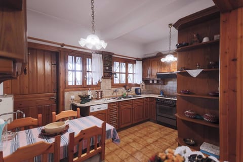 Apartment, 3 Bedrooms, Balcony | Private kitchen