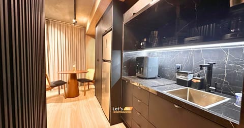 Suite | Private kitchen | Mini-fridge, microwave