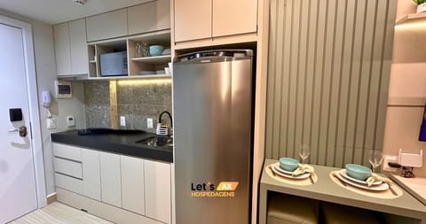 Suite | Private kitchen | Mini-fridge, microwave