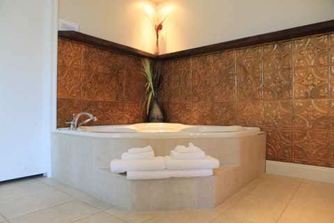 Executive Suite, 1 King Bed, Jetted Tub | Jetted tub