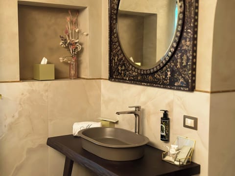 Suite, Garden View | Bathroom | Separate tub and shower, rainfall showerhead, free toiletries