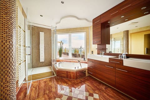 Penthouse-Suite mit Meerblick | Bathroom | Hair dryer, bathrobes, bidet, towels