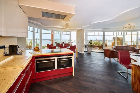 Penthouse-Suite mit Meerblick | Living area | 28-inch flat-screen TV with cable channels