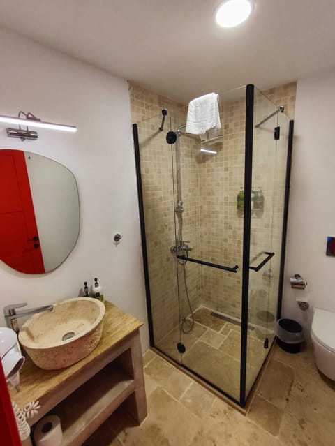 Standard Room | Bathroom | Shower, rainfall showerhead, hair dryer, towels