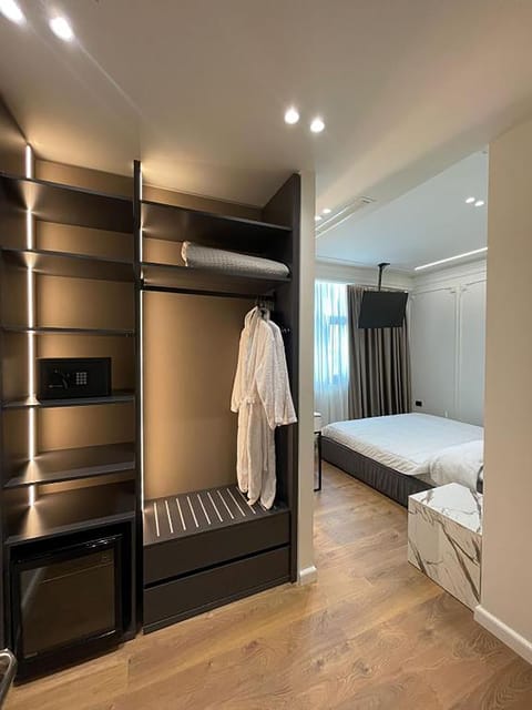 Double Room, Sea View | Minibar, desk, bed sheets