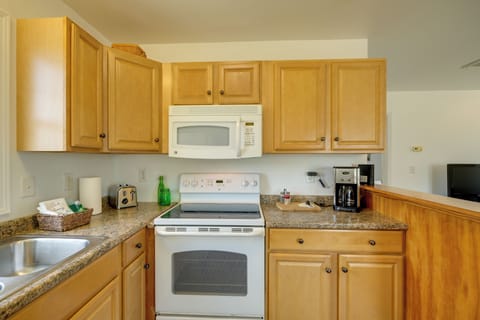 Apartment (1 Bedroom) | Private kitchen | Microwave, oven, stovetop, cookware/dishes/utensils