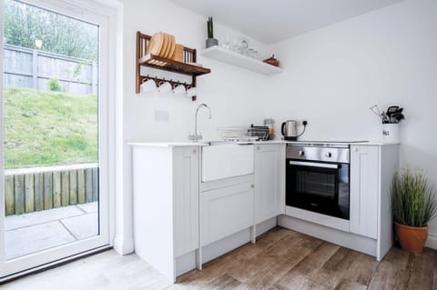 Yellow Cottage - 2 Bedroom Cottage - Dale (19194)