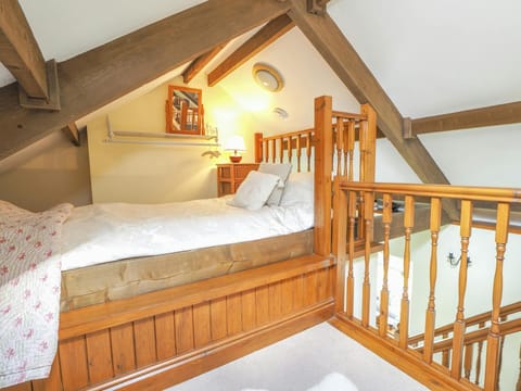 Nyth y Wennol single bedroom with bedside table and lamp