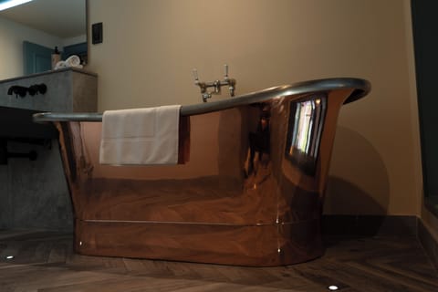 Junior Suite | Bathroom | Separate tub and shower, deep soaking tub, rainfall showerhead