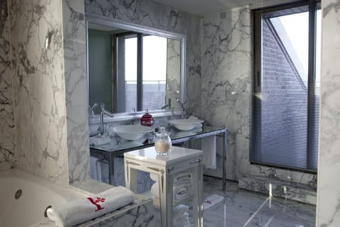 Luxury Suite (Imperial) | Bathroom | Eco-friendly toiletries, hair dryer, bathrobes, slippers