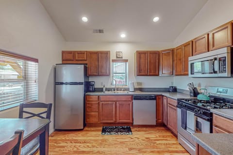 Fully equipped kitchen, dishwasher, garbage disposal