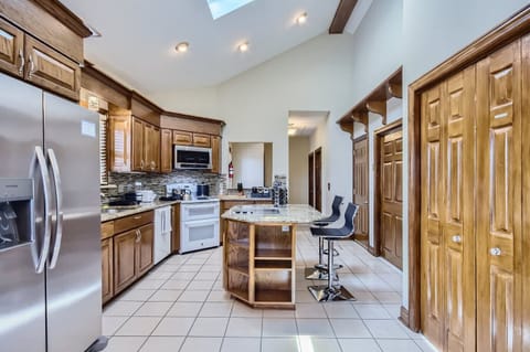 Superior House, Mountain View | Private kitchen | Highchair