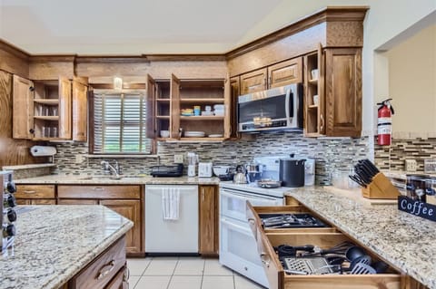 Superior House, Mountain View | Private kitchen | Highchair