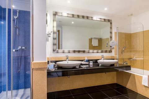 Suite, Sea View | Bathroom | Bathtub, free toiletries, hair dryer, bathrobes