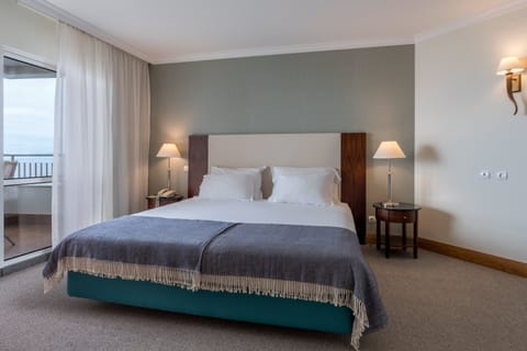 Suite, Sea View | Hypo-allergenic bedding, in-room safe, desk, blackout drapes