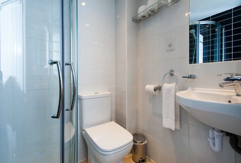 Twin Room, Private Bathroom | Bathroom | Combined shower/tub, free toiletries, hair dryer, towels