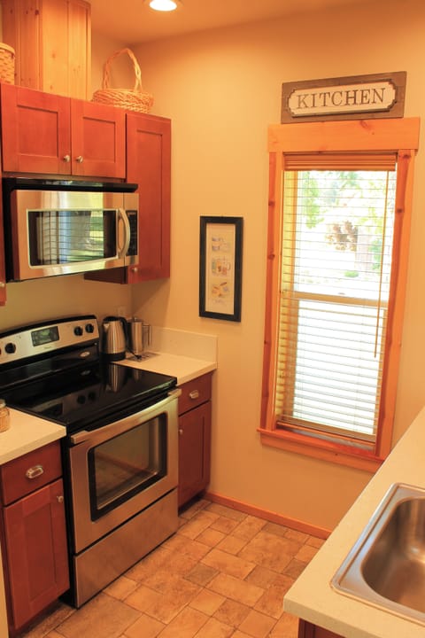 Deluxe Cottage, Courtyard View | Private kitchen | Electric kettle, paper towels, dining tables