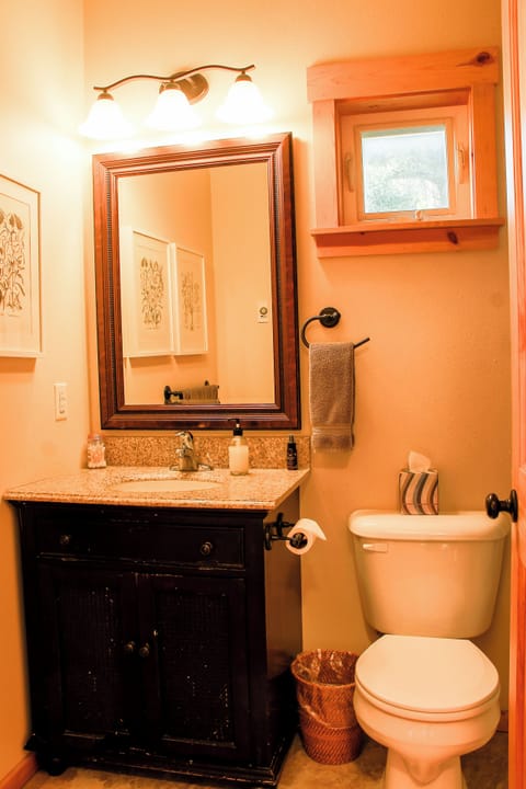 Deluxe Cottage, Courtyard View | Bathroom | Free toiletries, hair dryer, towels, soap