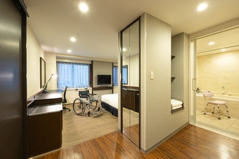 Standard Room, 2 Twin Beds, Accessible | Minibar, in-room safe, desk, free WiFi