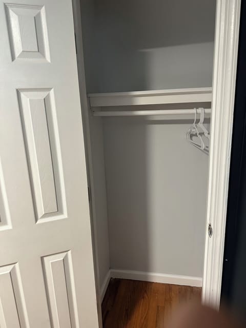 Room, 1 Queen Bed, Non Smoking | Wardrobe