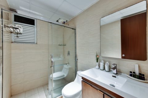 Premier Room | Bathroom | Shower, slippers, towels, soap