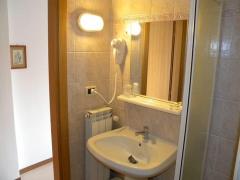 Single Room, Balcony | Bathroom | Shower, free toiletries, hair dryer, bidet