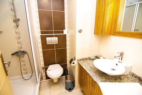 Standard Room | Bathroom | Combined shower/tub, free toiletries, hair dryer, slippers