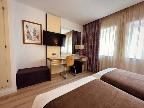 Standard Double Room | In-room safe, desk, laptop workspace, soundproofing