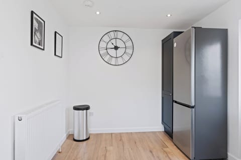 Spacious kitchen (2)