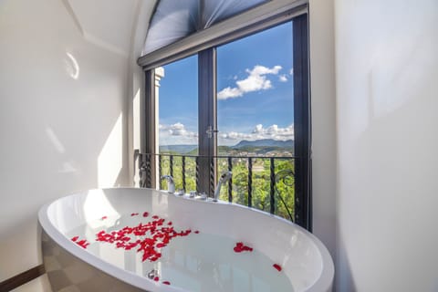 Premier Double Room, Bathtub | Bathroom