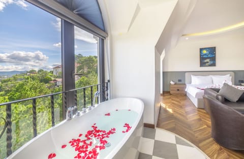 Premier Double Room, Bathtub | Free WiFi