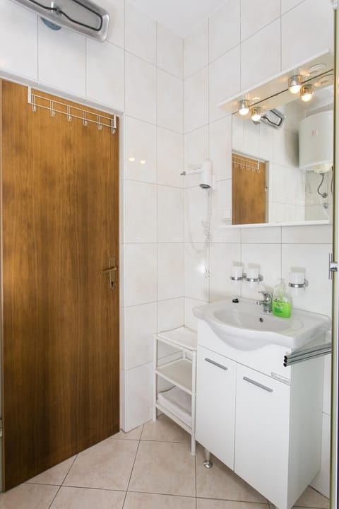 Studio (Apartments Miljan Popovic - Studio Ap) | Bathroom | Shower, towels