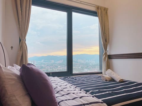 Deluxe Apartment, City View | Down comforters, free WiFi, bed sheets