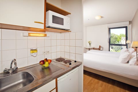 Studio | Private kitchen | Fridge, microwave, stovetop, electric kettle