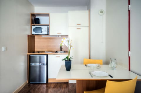 Superior Apartment, 1 Bedroom | Private kitchenette | Fridge, microwave, stovetop, electric kettle