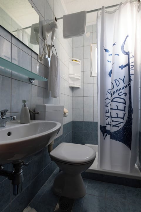 Apartment (Apartments Belenum - One-Bedroom Apar) | Bathroom | Shower, towels